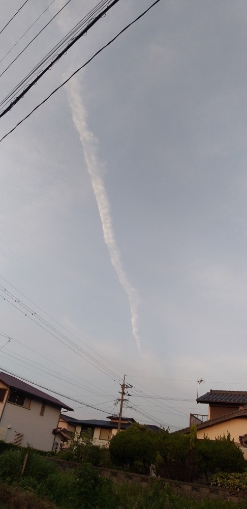 こんなに　朝早く！！飛行機雲