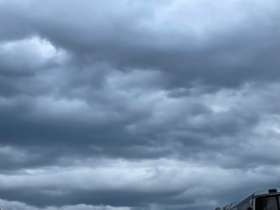 雲が水墨画の様