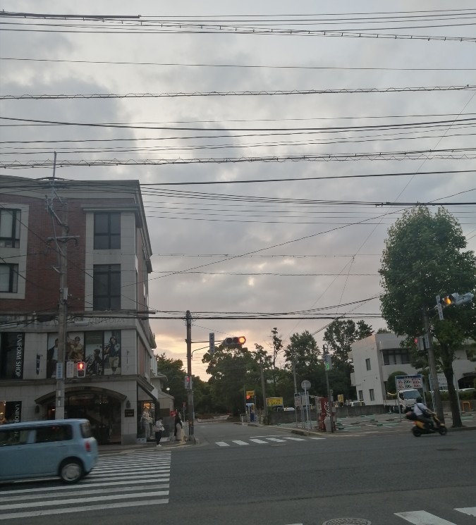 少しずつ夜に染まる空