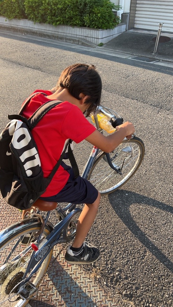 ドラムレッスンの生徒さんが大きくなって自転車が小さくなってきました😆💨