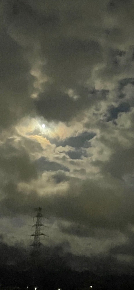 雲の切れ間の月🌔