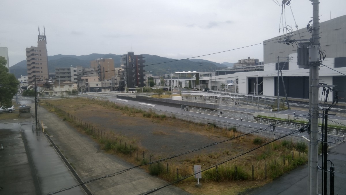 雨の朝 2  新山口駅