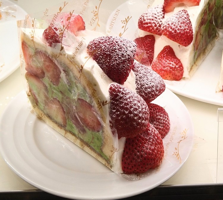 苺ピスタチオズコットケーキ