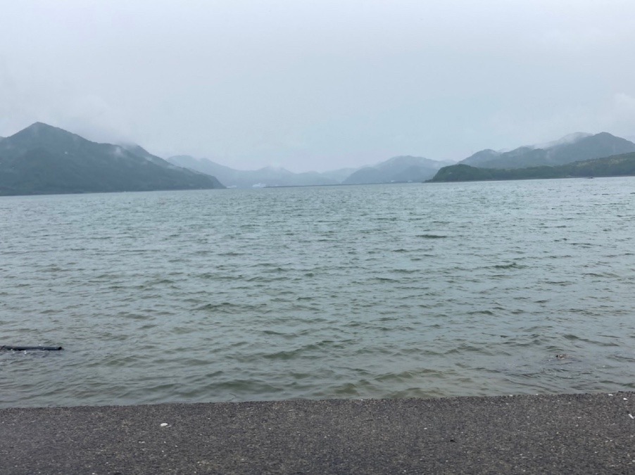 雨の羊角湾