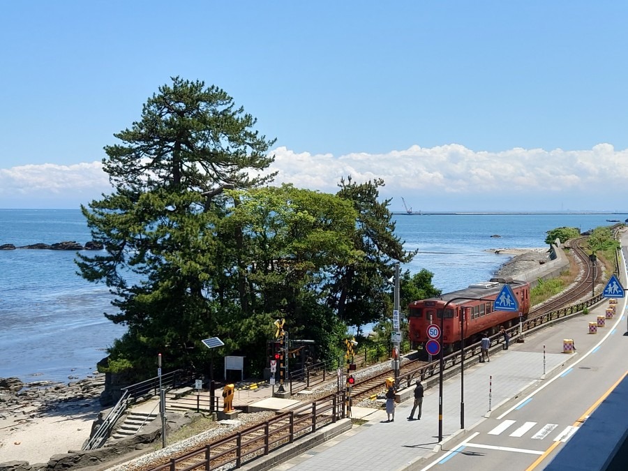 富山湾と氷見線　雨晴海岸