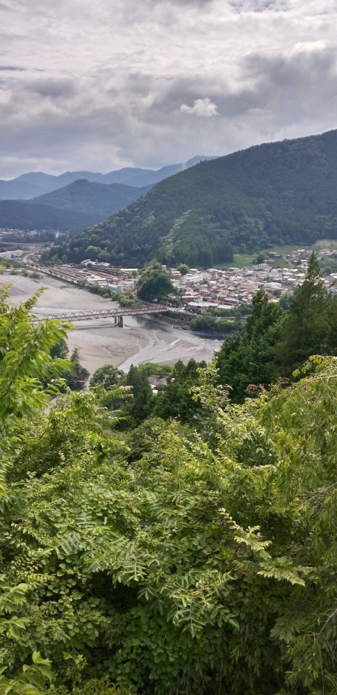 山から見た大井川鐵道千頭駅と周辺の家々