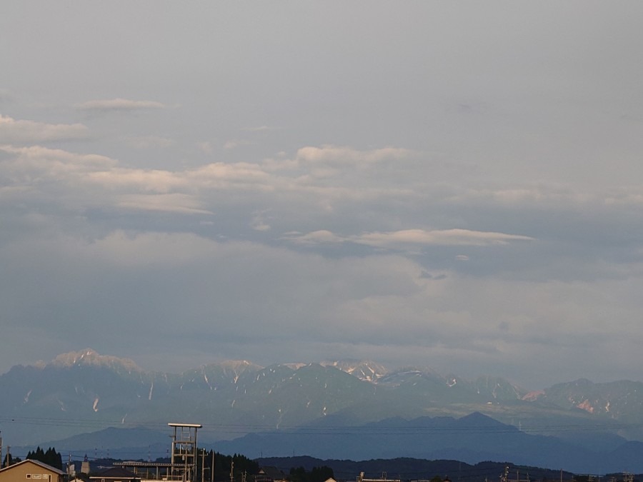 夕陽を浴びている立山連峰