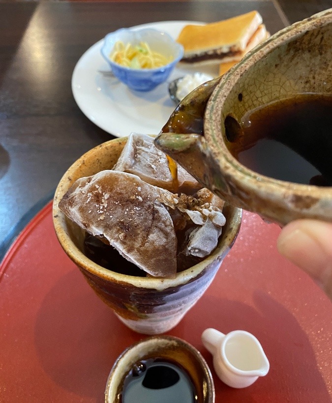 珈琲氷に熱々コーヒーを注ぐ