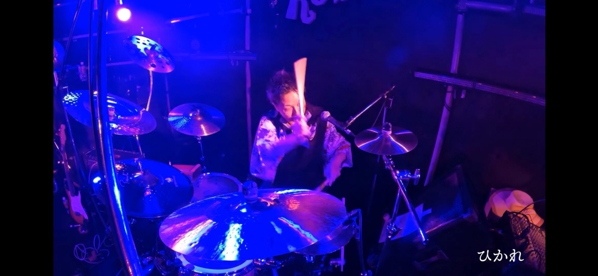 僕がドラムを演奏しているバンド ピンク☆モンスターの動画です🎤🎸😍(曲は ひかれ)🎤🎸😍✨