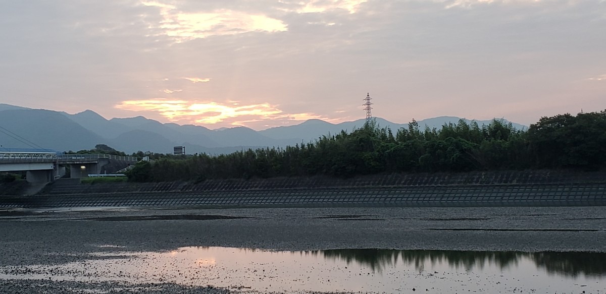 5時20分日の出前の空☁️