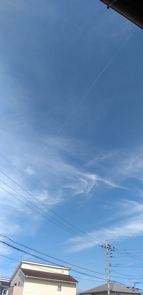 空のさざ波と一直線大空に向かって