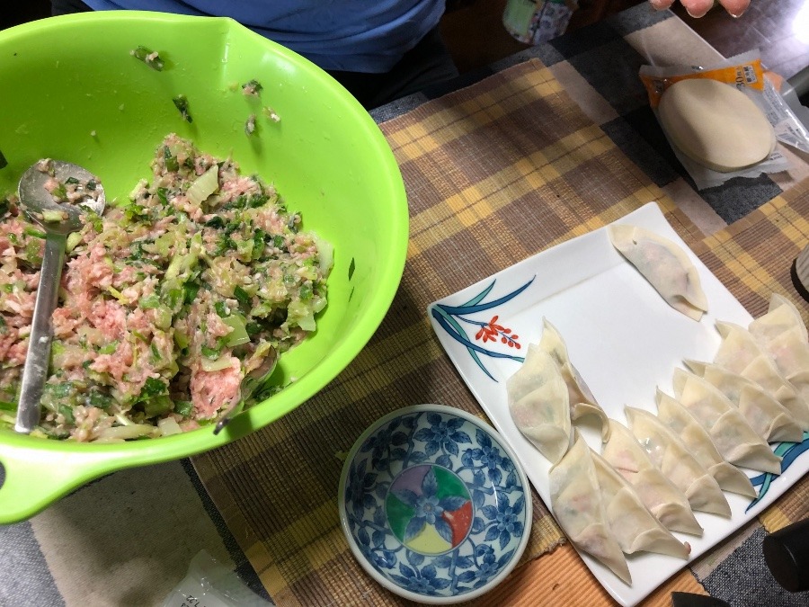 今日の夕飯は、手作り餃子にします。