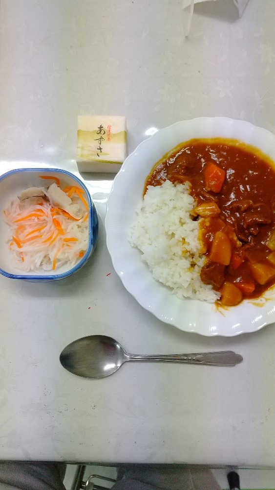 お昼のカレーとおやつ