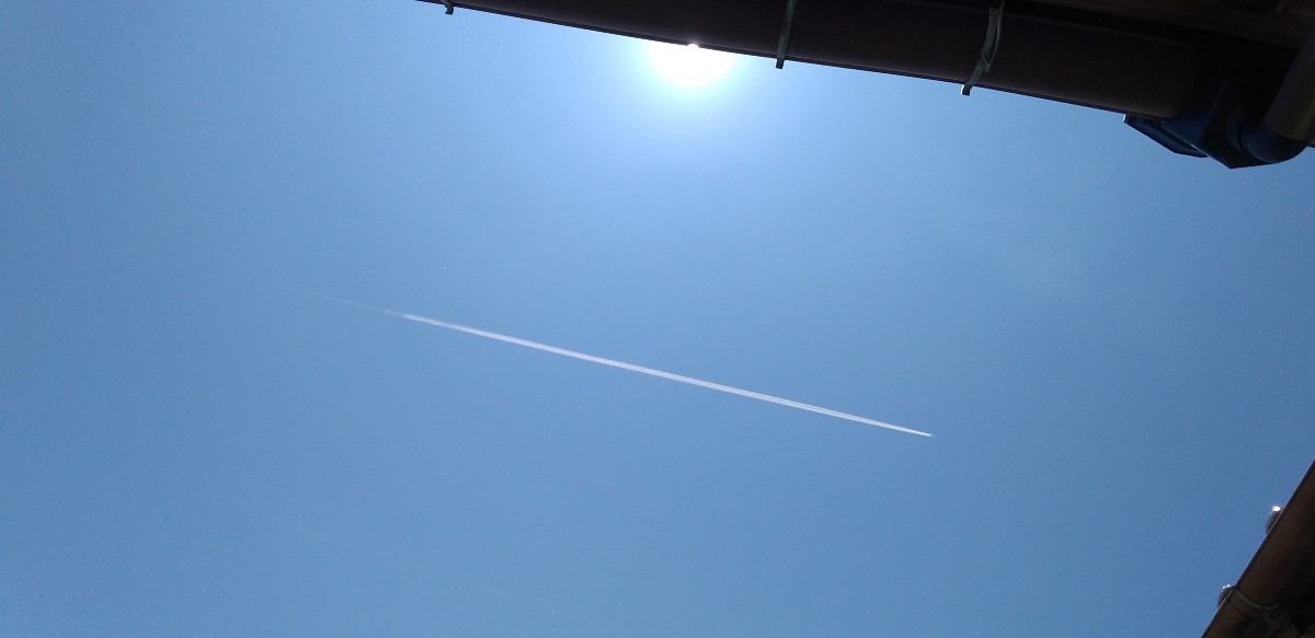 太陽と青空と飛行機雲