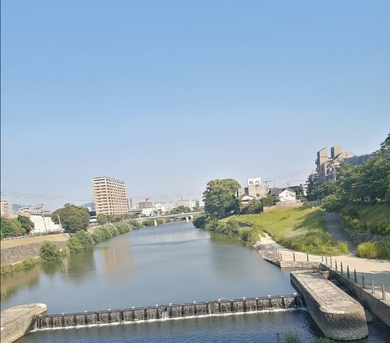 川向うに酒造り店