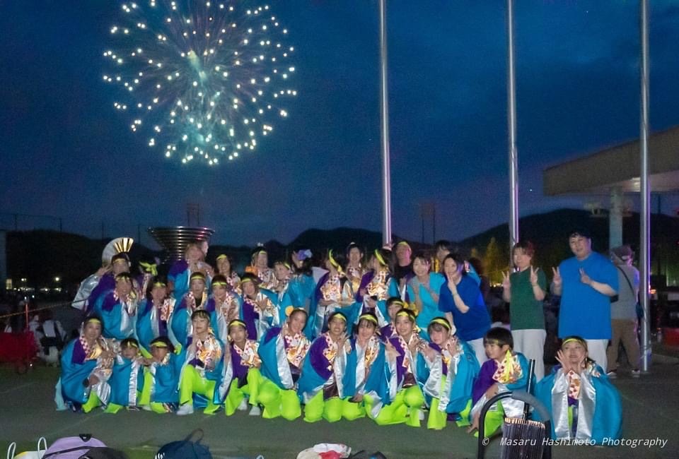 花火をバックに集合写真