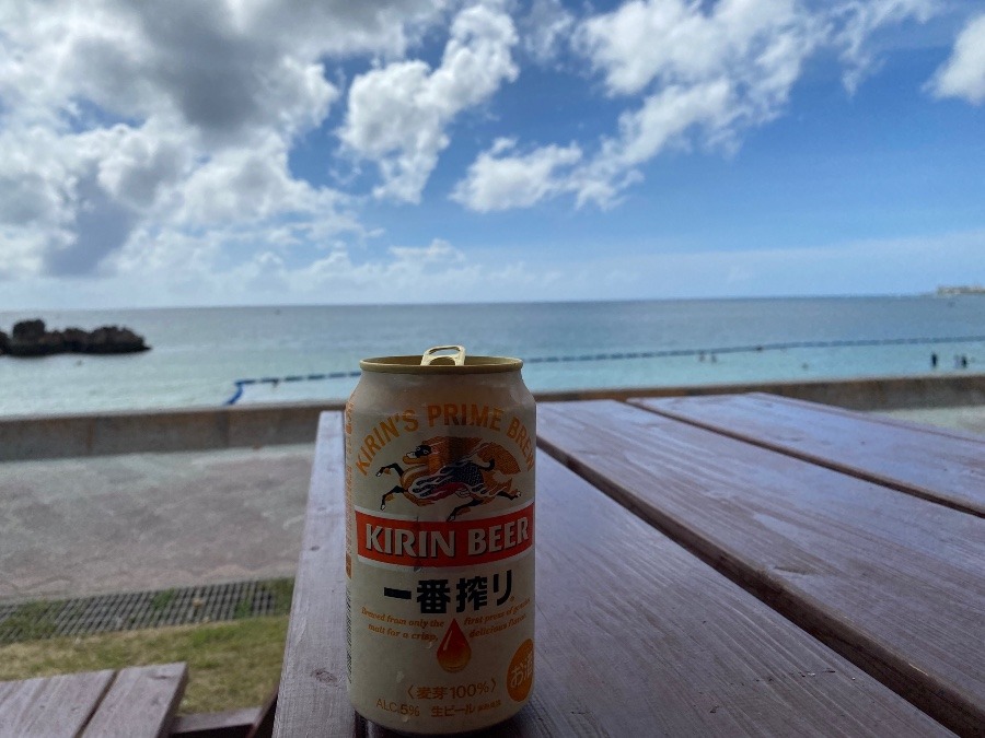 海を眺めながらビール