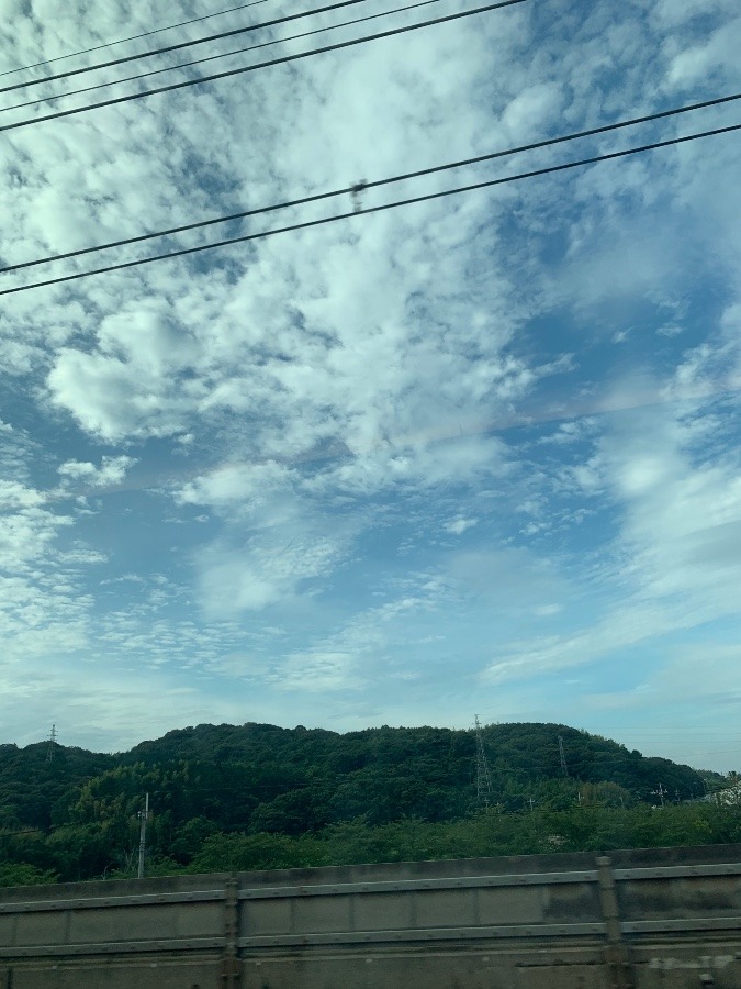 快晴な感じの、雲のある空