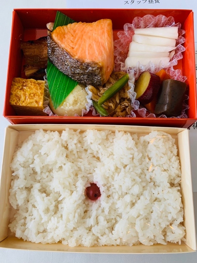 スタッフ弁当　鮭がめちゃくちゃ旨い