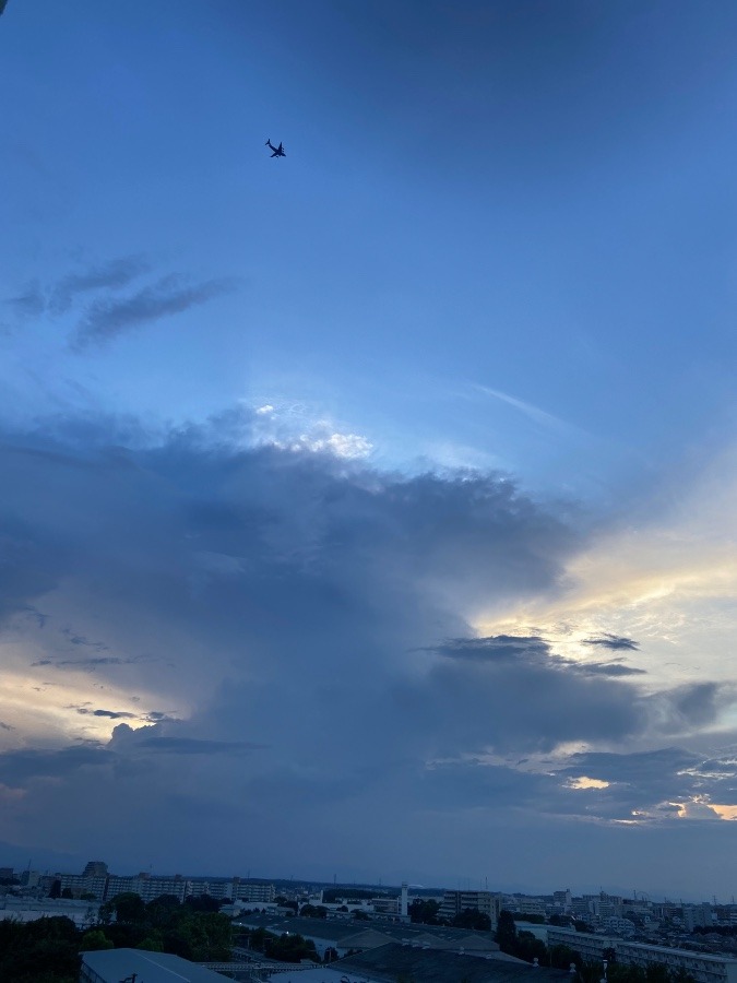 飛行機と空と雲