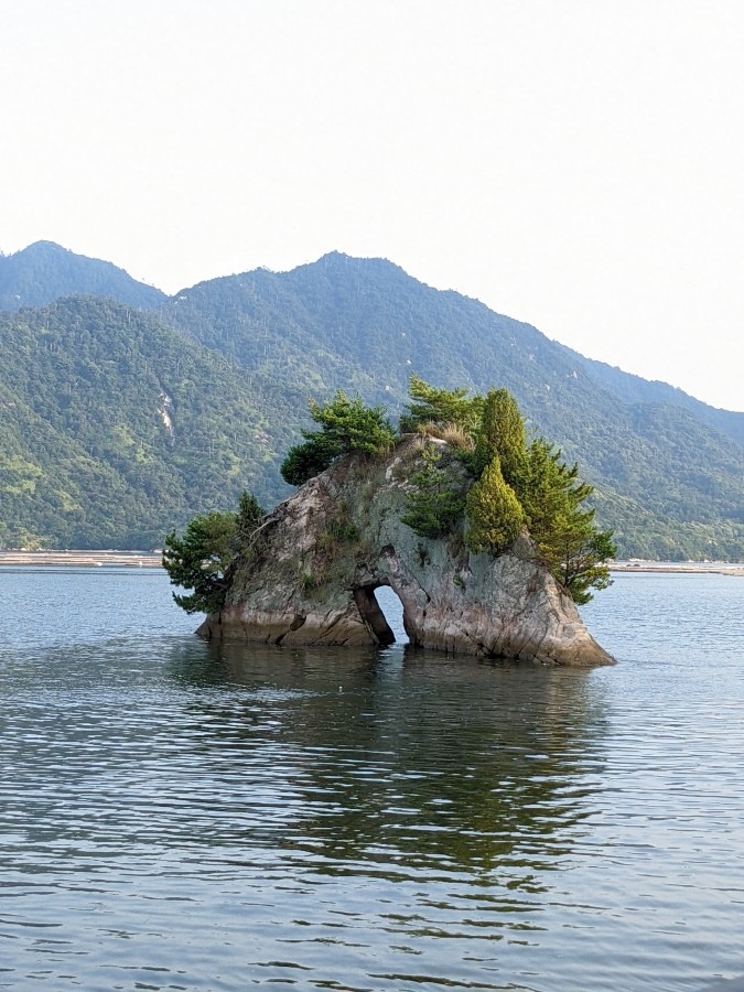 宮島の対岸に面白い岩