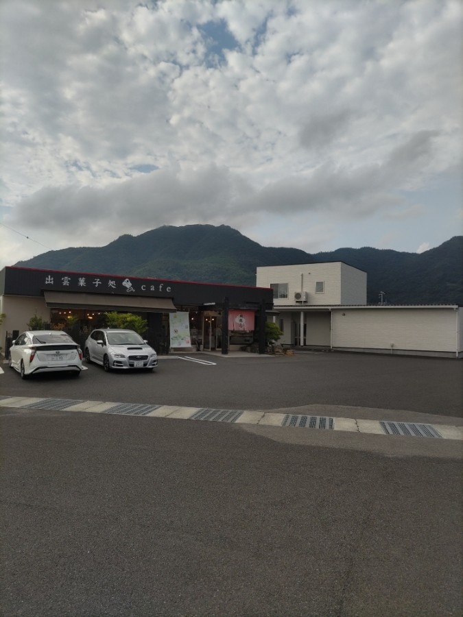 出雲北山をバックに