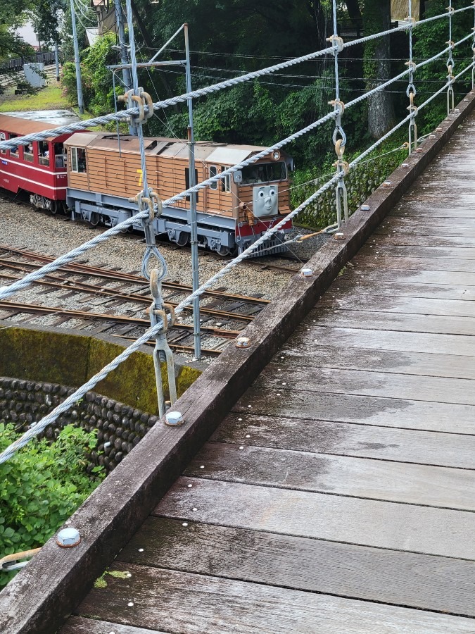 機関車トビーこれからつり橋の下を通過します