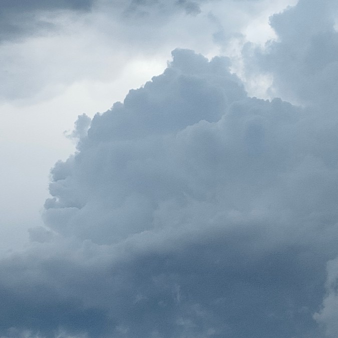 怪獣の顔の雲