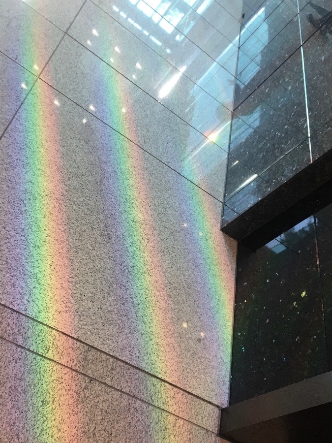 エレベーターの前に虹