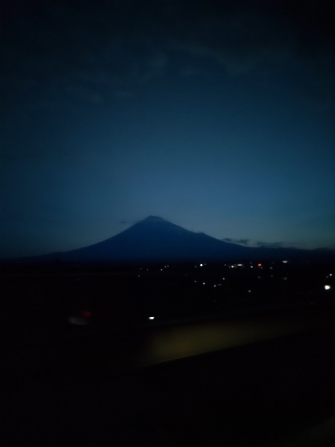 夜明け前の富士山