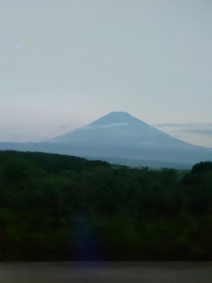 日の出頃の富士山