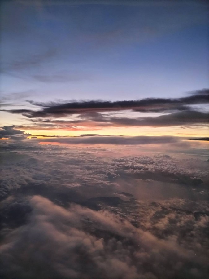 雲の上の綺麗な空を眺めながら