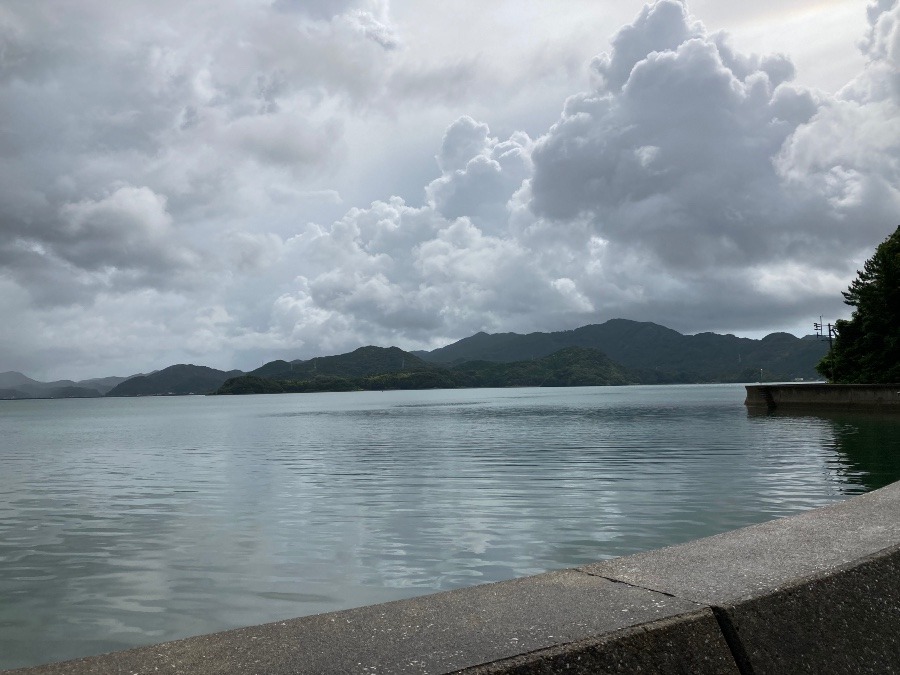 雨あがりの海と空