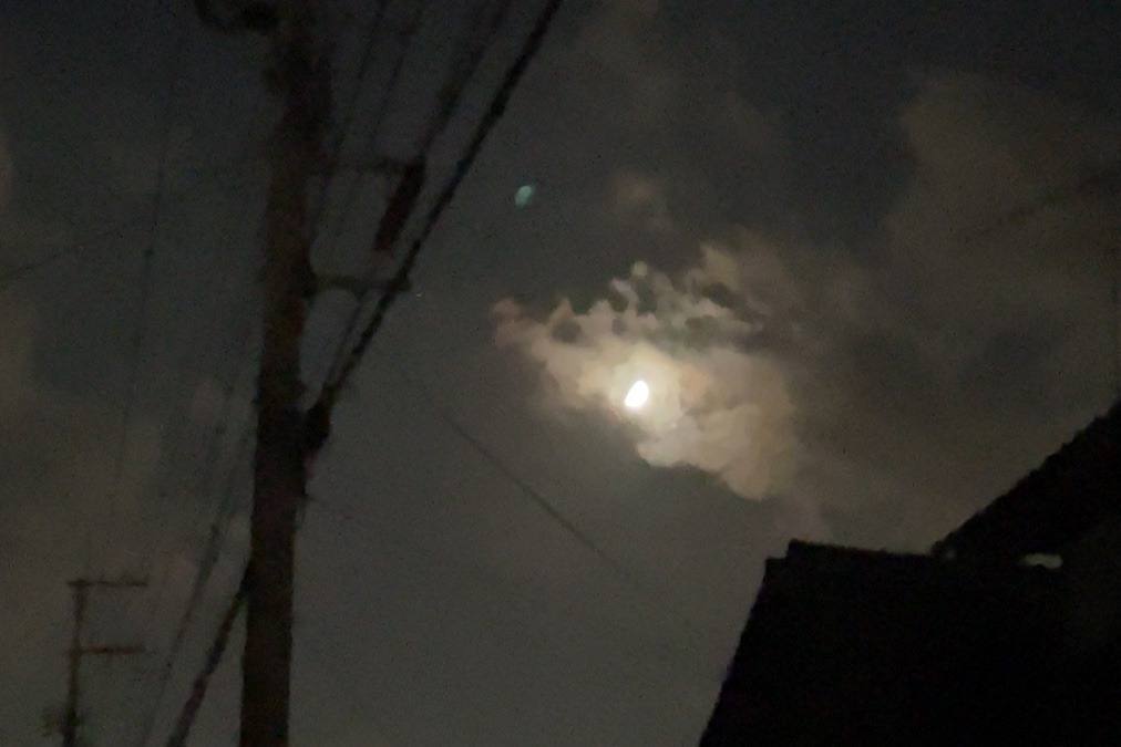 雲に見え隠れする月