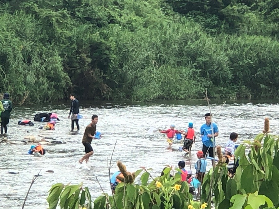 川遊びしてる〜