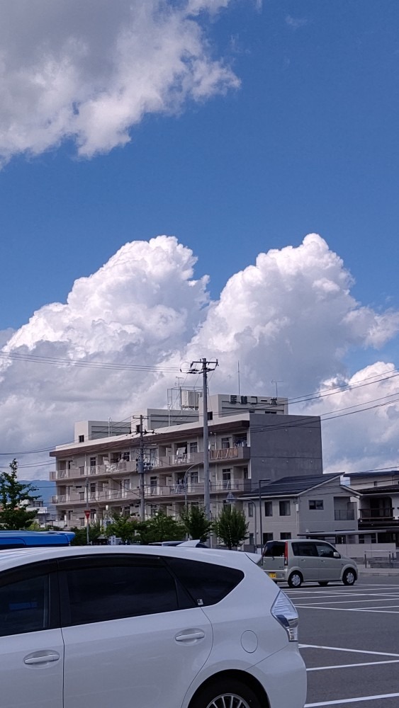 公園の駐車場から入道雲☁️