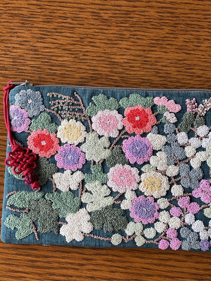 繊細な刺繍の小物入れ