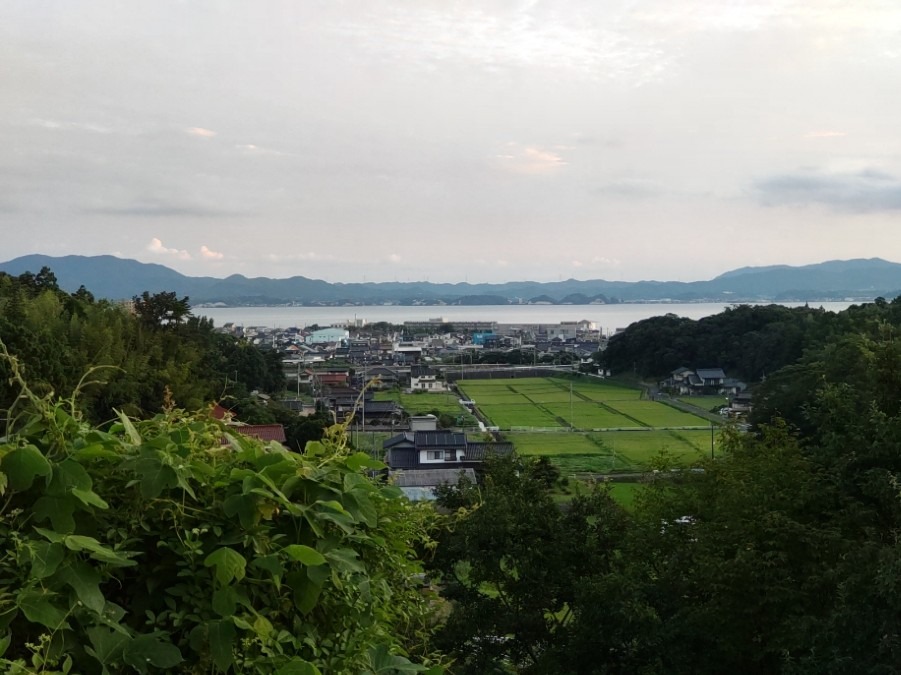 玉造りの町と宍道湖を臨む