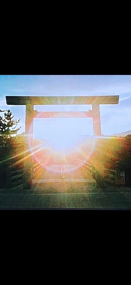 伊勢神宮の鳥居に後光が❗️