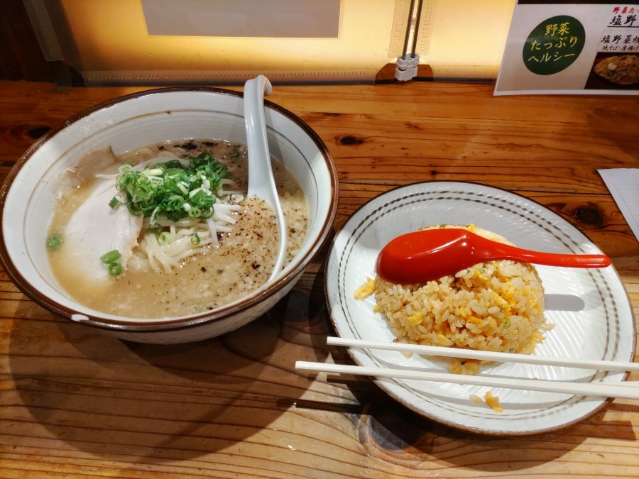 しっかり昼飯食べてるじゃん💢