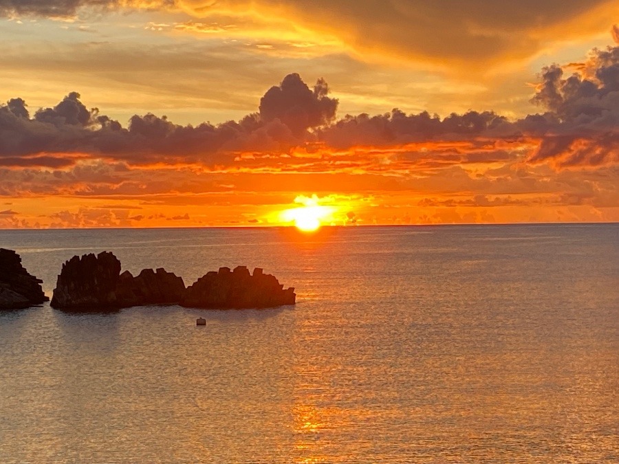 水平線に沈む夕日