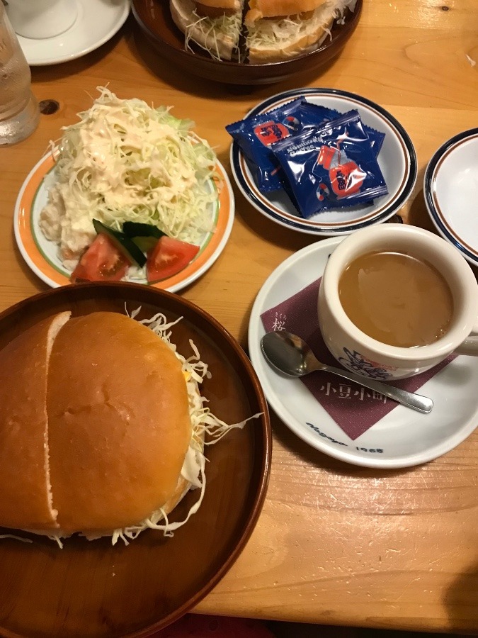 今日の昼食🍔🥗☕️