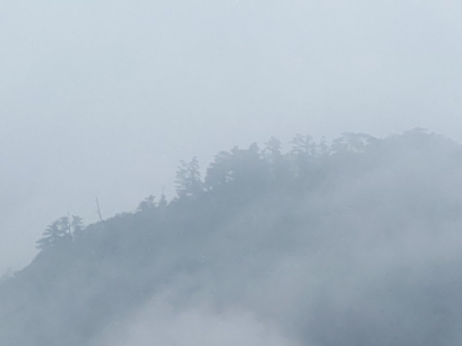 霞む出雲北山