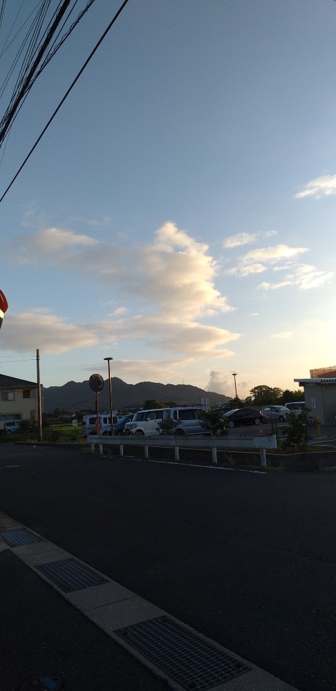 朝の散歩　　綿菓子みたいな雲