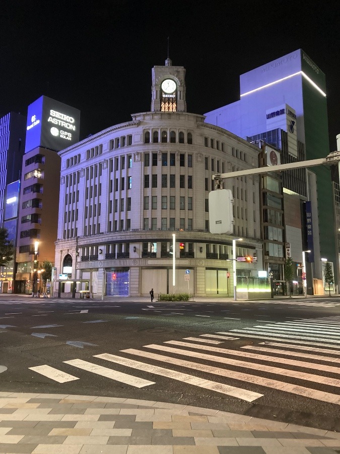 銀座にも夜の帳が下りがおりて