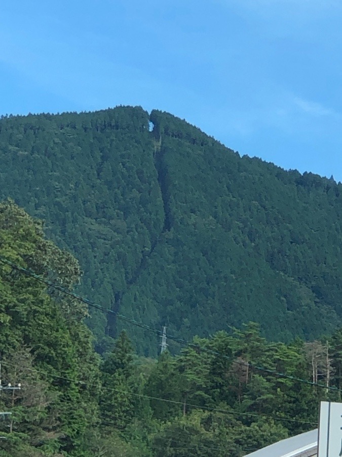 山が割れてる⁉️