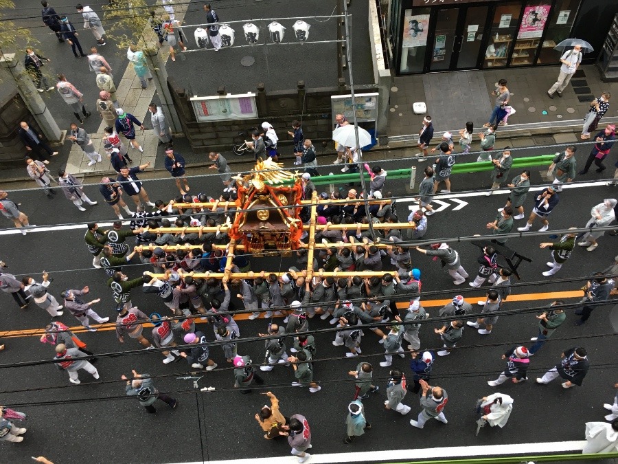 氷川神社の御神輿が通りました。