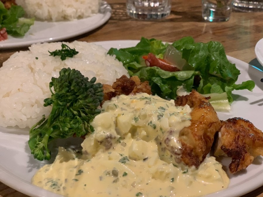 チキン南蛮。こちらも木立甘酢をチキンに使っています。奥にはタコとアロエベラのカルパッチョが。