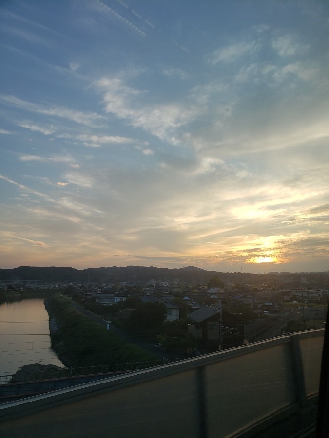 新幹線車窓から日が沈む