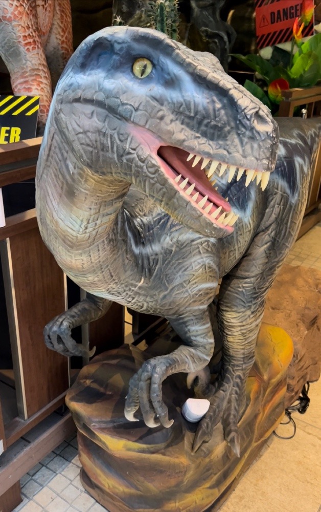 お店の店員さんが出迎えてくれました🦖😆💨